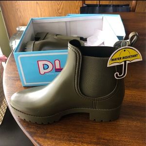 Jeffery Campbell Chelsea Boots, olive green, never worn. Water resistant.